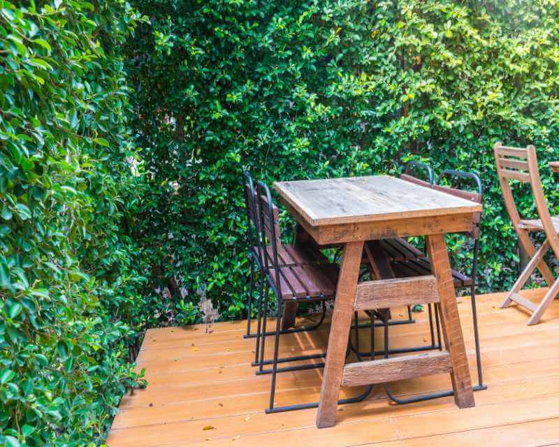 houten tafels voor het terras