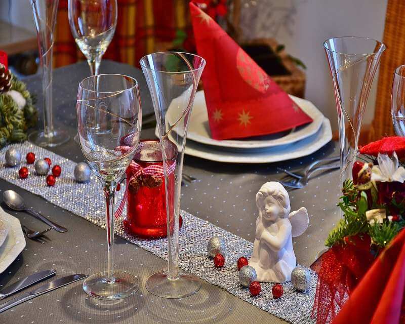 een kersttafel versieren met een budget