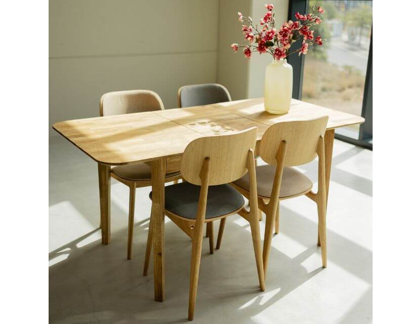 een houten tafel in vintage stijl schilderen