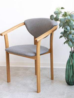 Set van 2 of 4 Alexis eetkamerstoelen, frame van massief eiken, bekleed in Scandinavisch grijs | NordicStory