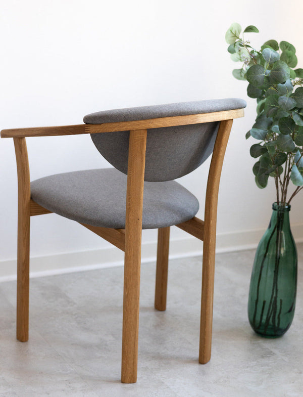Set van 2 of 4 Alexis eetkamerstoelen, frame van massief eiken, bekleed in Scandinavisch grijs | NordicStory