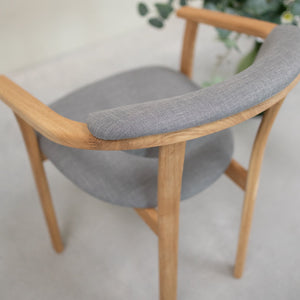 Set van 2 of 4 Alexis eetkamerstoelen, frame van massief eiken, bekleed in Scandinavisch grijs | NordicStory