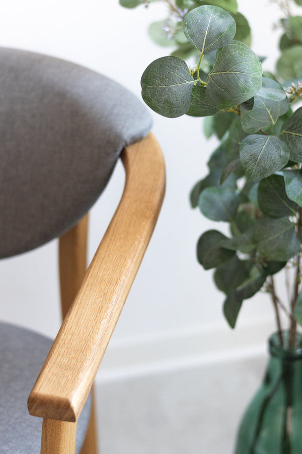 Set van 2 of 4 Alexis eetkamerstoelen, frame van massief eiken, bekleed in Scandinavisch grijs | NordicStory