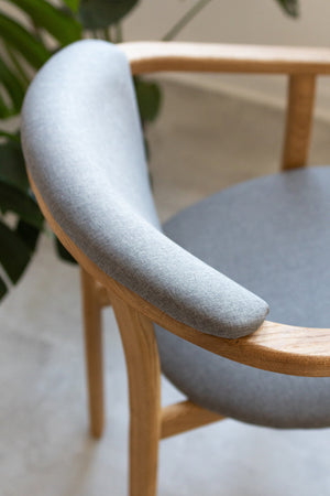 Set van 2 of 4 Alexis eetkamerstoelen, frame van massief eiken, bekleed in Scandinavisch grijs | NordicStory