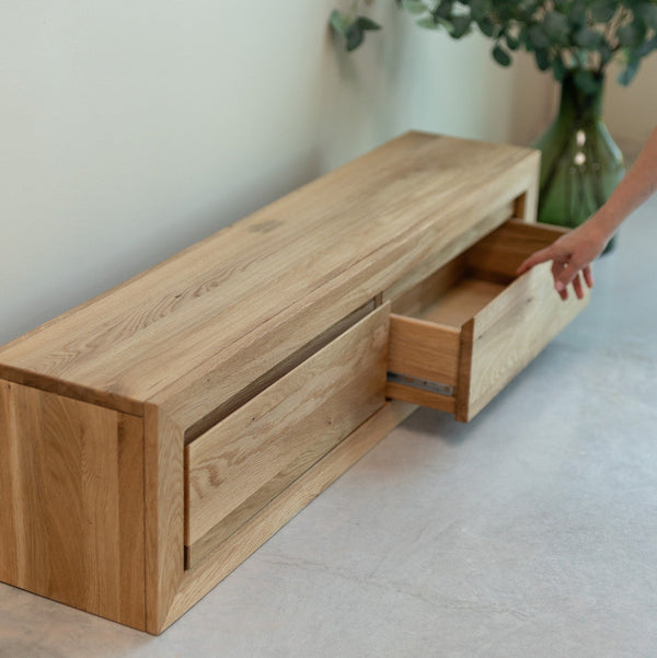 NordicStory zwevend dressoir van massief eikenhout