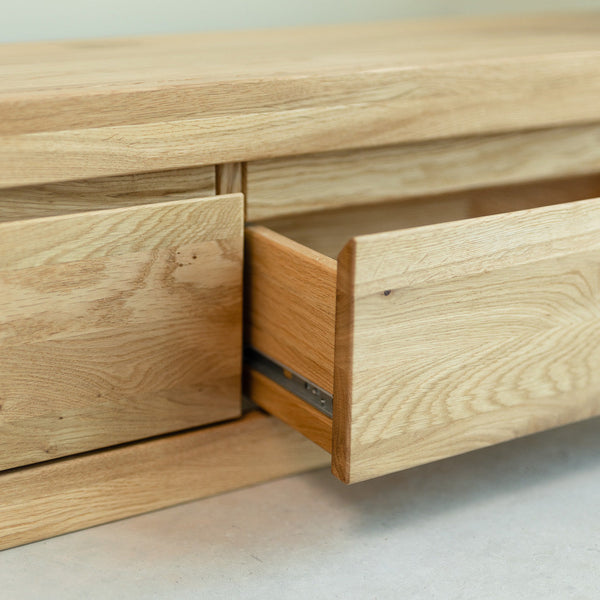 NordicStory zwevend dressoir van massief eikenhout