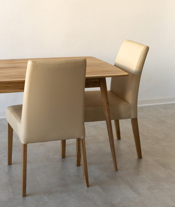 Set van 2 of 4 Malaga eetkamerstoelen, frame van massief eiken, bekleding beige | NordicStory