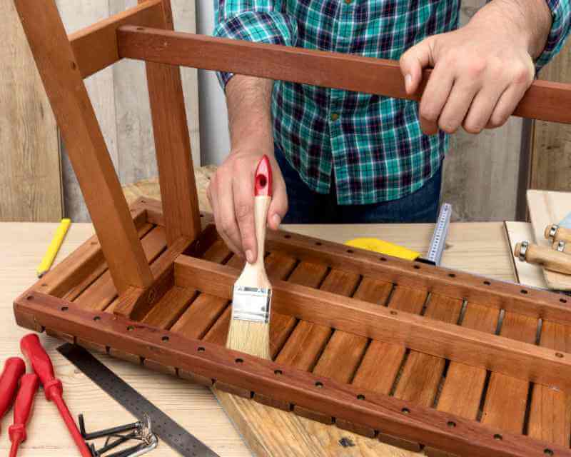 Waarmee houten stoelen te schilderen