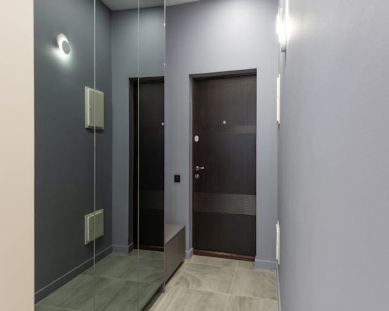 Een lange gang inrichten met spiegels