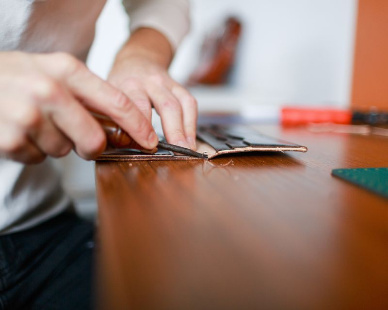 Een houten tafel restaureren