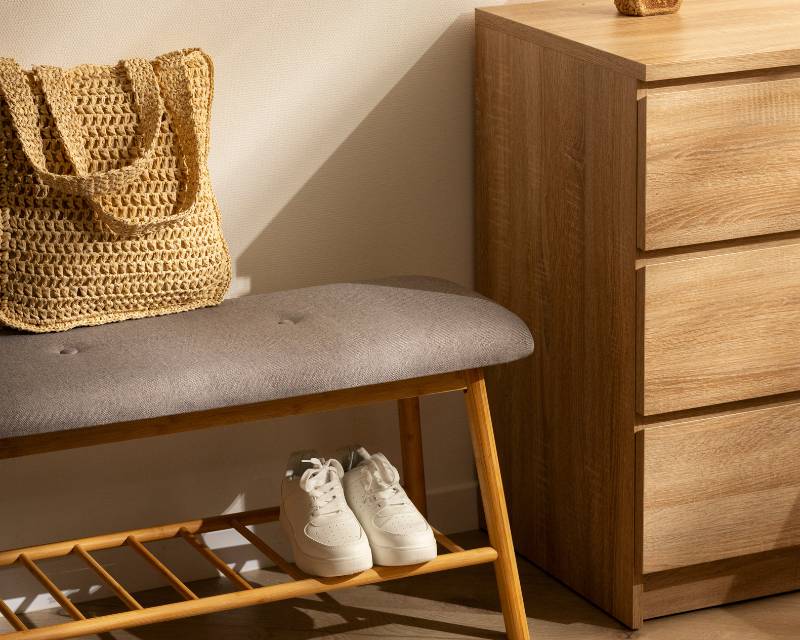 De woonkamer inrichten met lichtgekleurde meubels