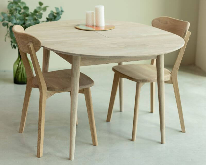 gekleurde houten tafels