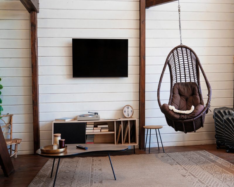 Hoe een TV aan een houten meubel ophangen: stap voor stap voor een perfecte installatie