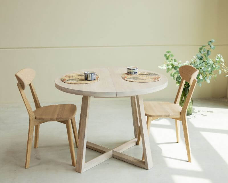 houten tafels in kleine ruimtes