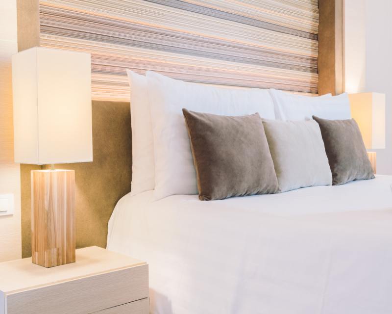 Hoe versier je een houten hoofdeinde?