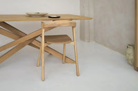 Massief houten tafel in moderne eetkamer met daglicht