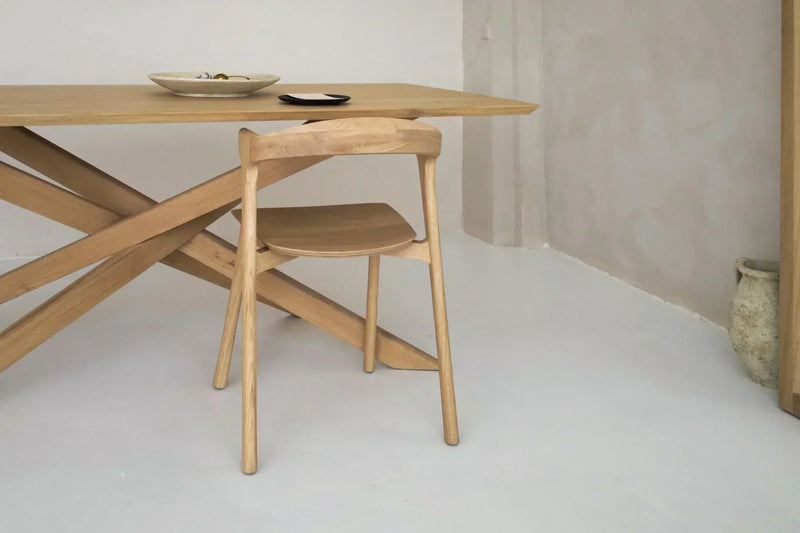 Massief houten tafel in moderne eetkamer met daglicht