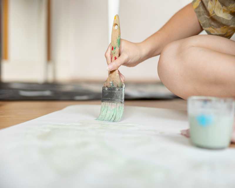 een houten bed schilderen