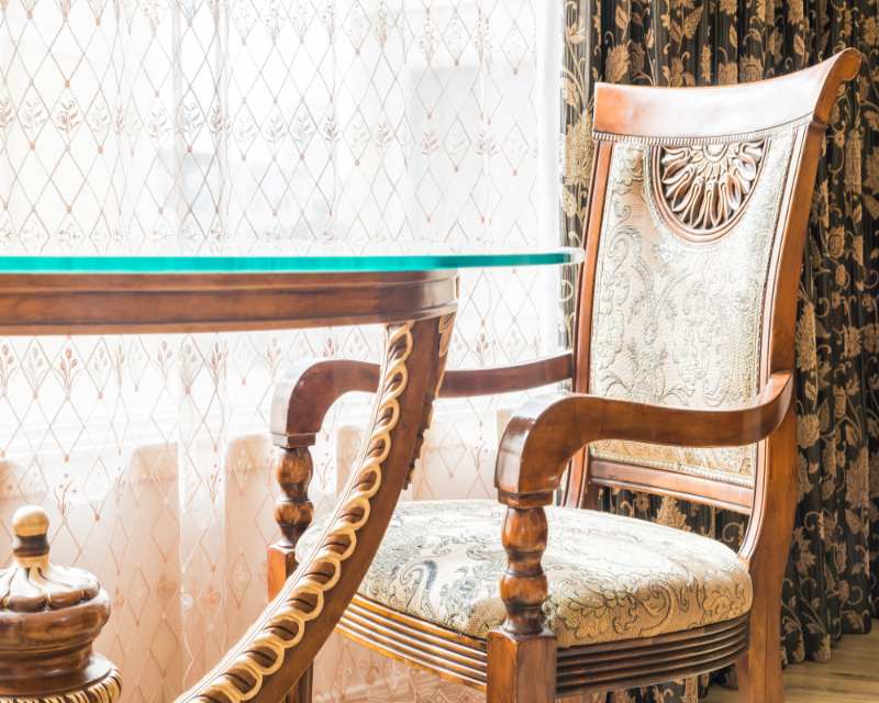 antieke houten stoelen