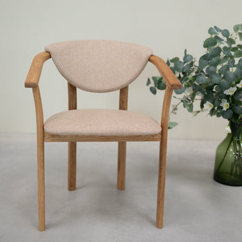 Set van 2 of 4 Alexis eetkamerstoelen, frame van massief eiken, bekleding beige | NordicStory