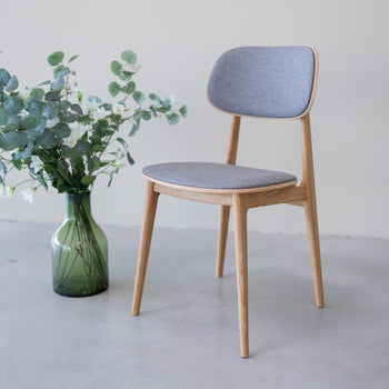Set van 2 of 4 Varde eetkamerstoelen, frame massief eiken, bekleding | NordicStory