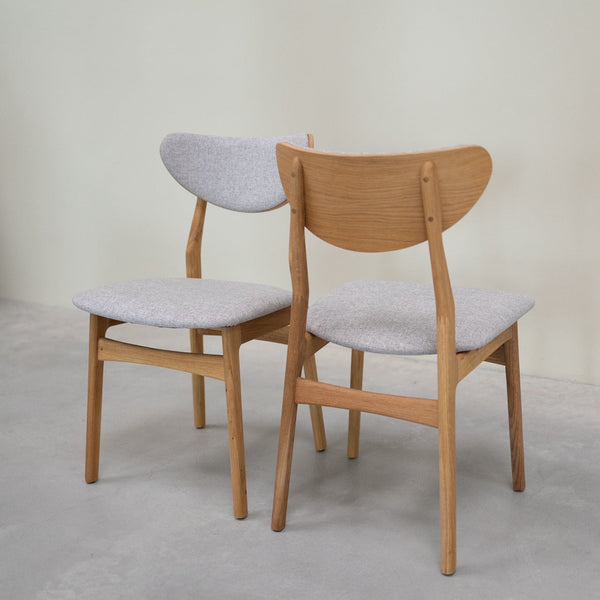 Set van 2 of 4 Maxwell massief eiken eetkamerstoelen, bekleed in grijs | VESKOR
