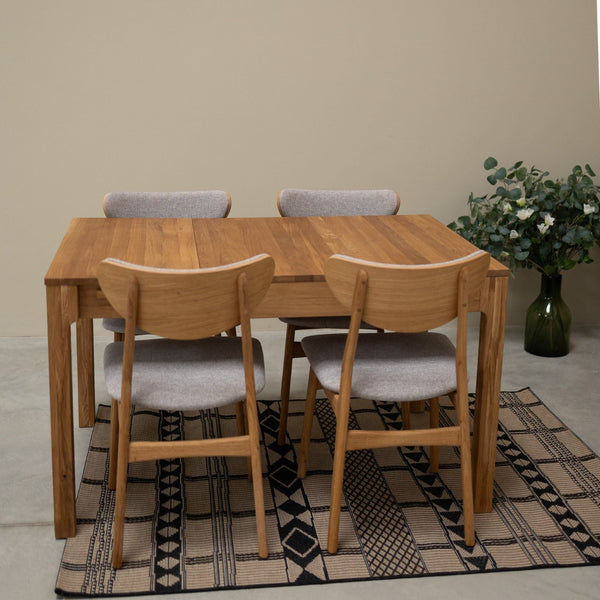 Set van 2 of 4 Maxwell massief eiken eetkamerstoelen, bekleed in grijs | VESKOR