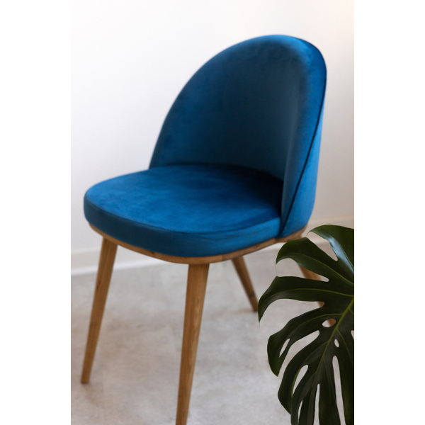 Set van 2 of 4 Clara eetkamerstoelen, frame van massief eiken, bekleding in Monako Blue | NordicStory