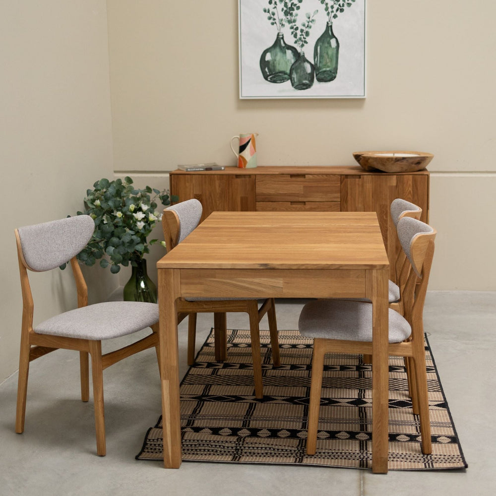 Set van 2 of 4 Maxwell massief eiken eetkamerstoelen, bekleed in grijs | VESKOR