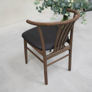 Set van 2 of 4 Dagmar massief eiken eetkamerstoelen, zwart gestoffeerd | VESKOR
