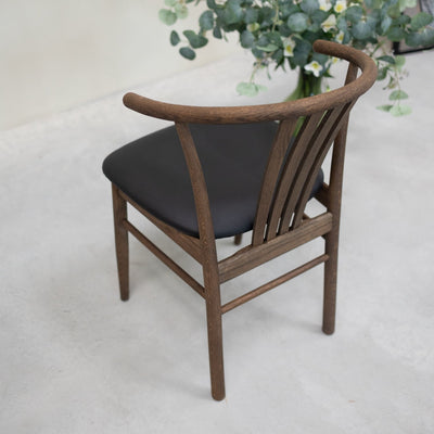 Set van 2 of 4 Dagmar massief eiken eetkamerstoelen, zwart gestoffeerd | VESKOR