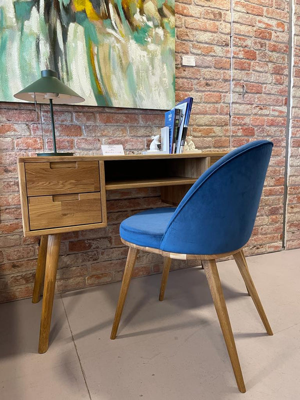 Set van 2 of 4 Clara eetkamerstoelen, frame van massief eiken, bekleding in Monako Blue | NordicStory