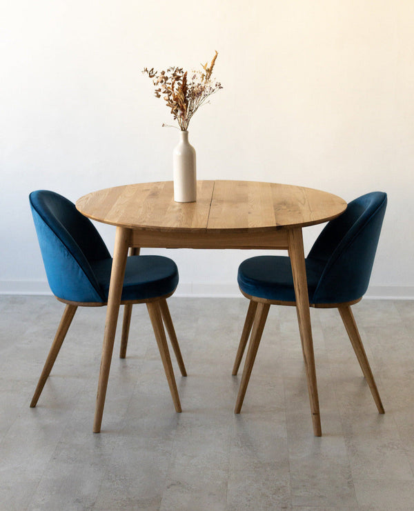 Set van 2 of 4 Clara eetkamerstoelen, frame van massief eiken, bekleding in Monako Blue | NordicStory