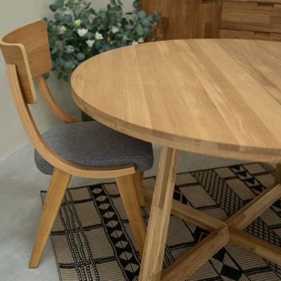 Set van 2 of 4 Lucas massief eiken eetkamerstoelen, bekleed in grijs of beige | VESKOR