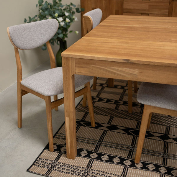 Set van 2 of 4 Maxwell massief eiken eetkamerstoelen, bekleed in grijs | VESKOR