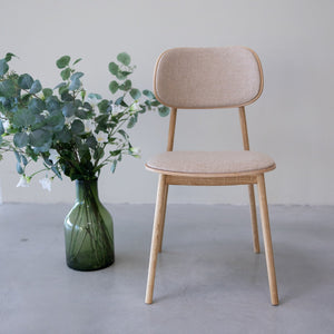 Set van 2 of 4 Varde eetkamerstoelen, frame massief eiken, bekleding | NordicStory