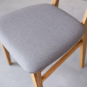 Set van 2 of 4 Nova eetkamerstoelen, frame van massief eiken, bekleding | NordicStory