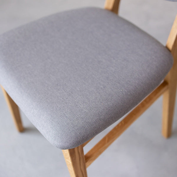 Set van 2 of 4 Nova eetkamerstoelen, frame van massief eiken, bekleding | NordicStory
