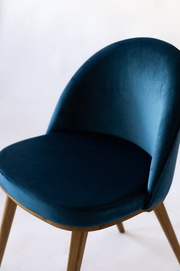 Set van 2 of 4 Clara eetkamerstoelen, frame van massief eiken, bekleding in Monako Blue | NordicStory