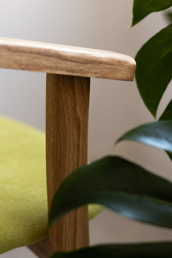 Set van 2 of 4 Alexis eetkamerstoelen, frame van massief eiken, bekleding in levend groen | NordicStory