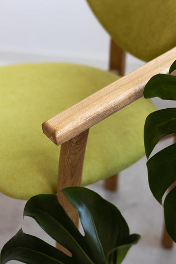 Set van 2 of 4 Alexis eetkamerstoelen, frame van massief eiken, bekleding in levend groen | NordicStory