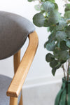 Set van 2 of 4 Alexis eetkamerstoelen, frame van massief eiken, bekleed in Scandinavisch grijs | NordicStory