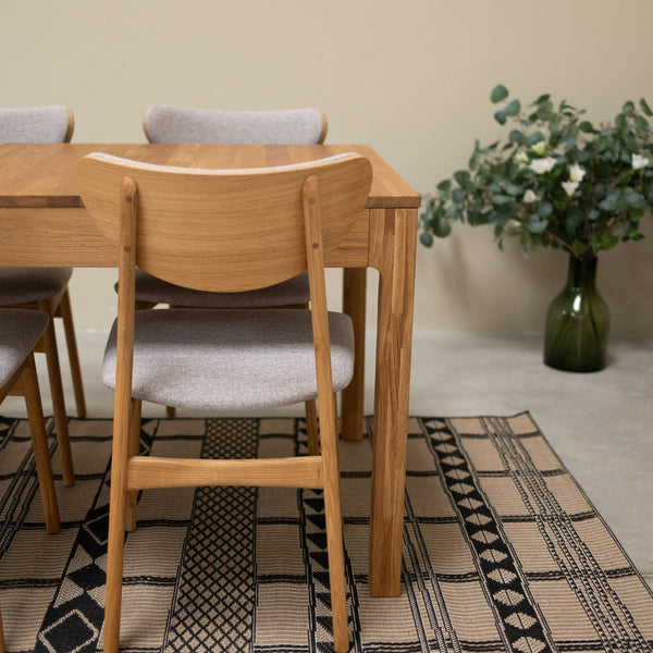 Set van 2 of 4 Maxwell massief eiken eetkamerstoelen, bekleed in grijs | VESKOR