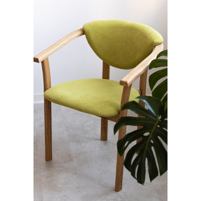 Set van 2 of 4 Alexis eetkamerstoelen, frame van massief eiken, bekleding in levend groen | NordicStory