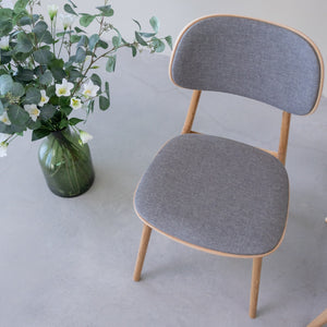 Set van 2 of 4 Varde eetkamerstoelen, frame massief eiken, bekleding | NordicStory