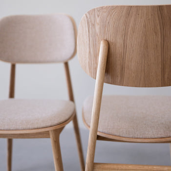Set van 2 of 4 Varde eetkamerstoelen, frame massief eiken, bekleding | NordicStory