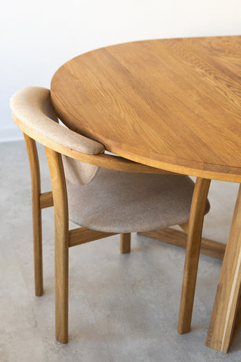Set van 2 of 4 Alexis eetkamerstoelen, frame van massief eiken, bekleding beige | NordicStory