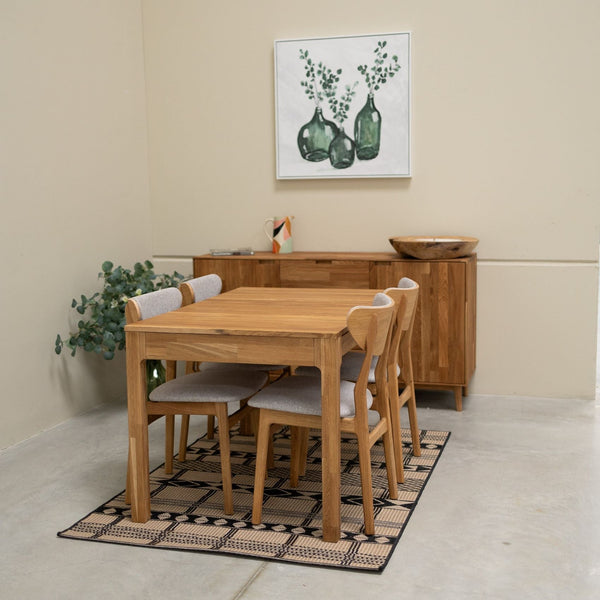 Set van 2 of 4 Maxwell massief eiken eetkamerstoelen, bekleed in grijs | VESKOR