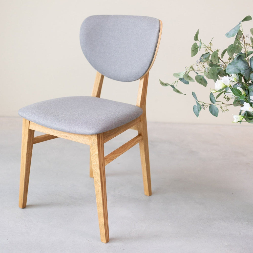 Set van 2 of 4 Nova eetkamerstoelen, frame van massief eiken, bekleding | NordicStory