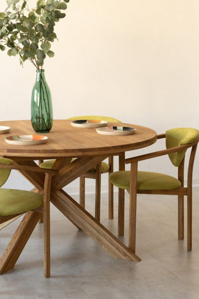 Set van 2 of 4 Alexis eetkamerstoelen, frame van massief eiken, bekleding in levend groen | NordicStory